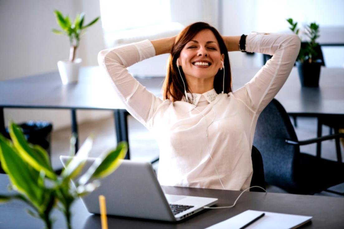 Teilnehmer bei konzentrierter Arbeit am Laptop mit Notizen