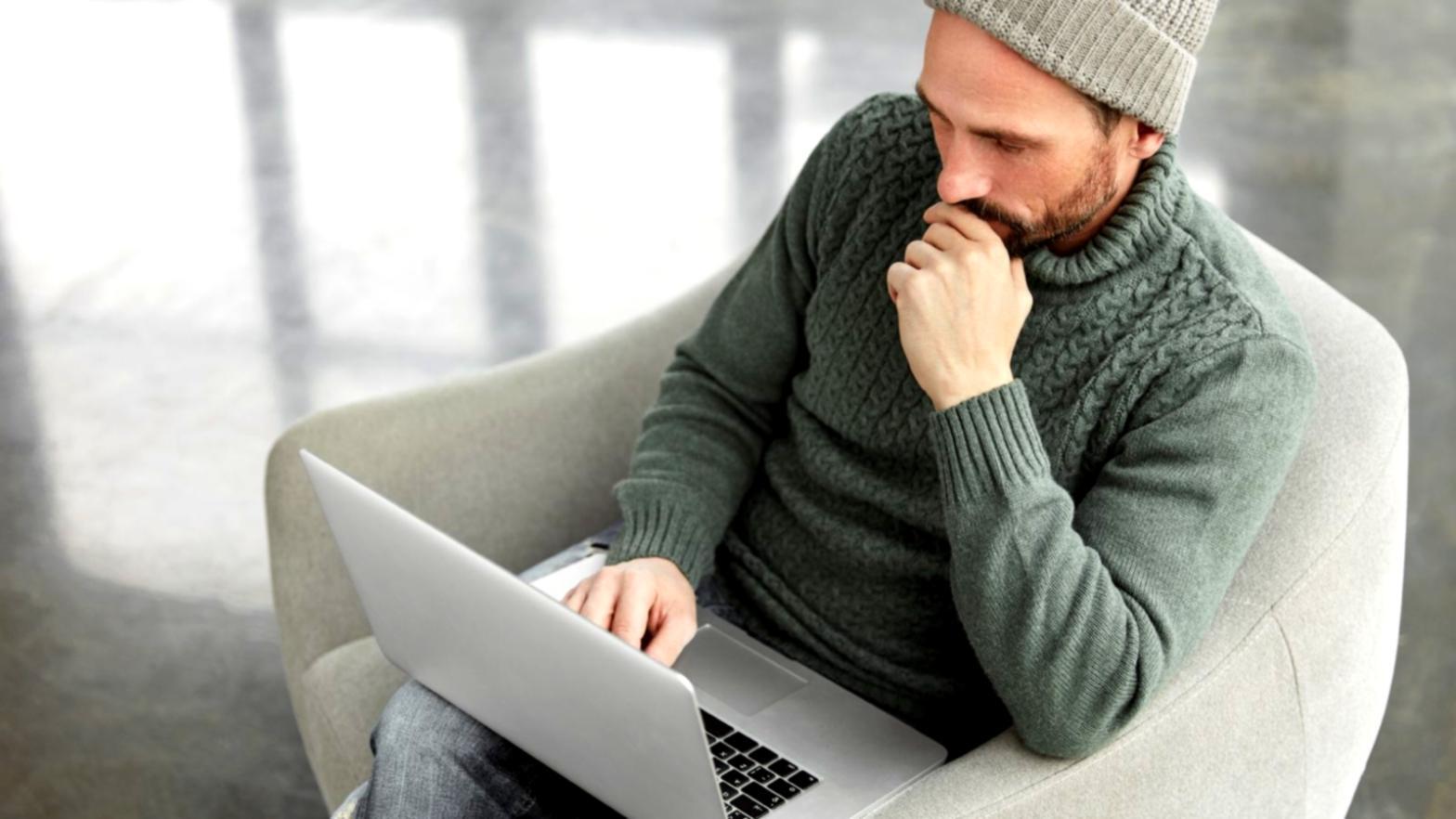 Teilnehmer arbeiten gemeinsam an Finanzprognosen während eines Workshops