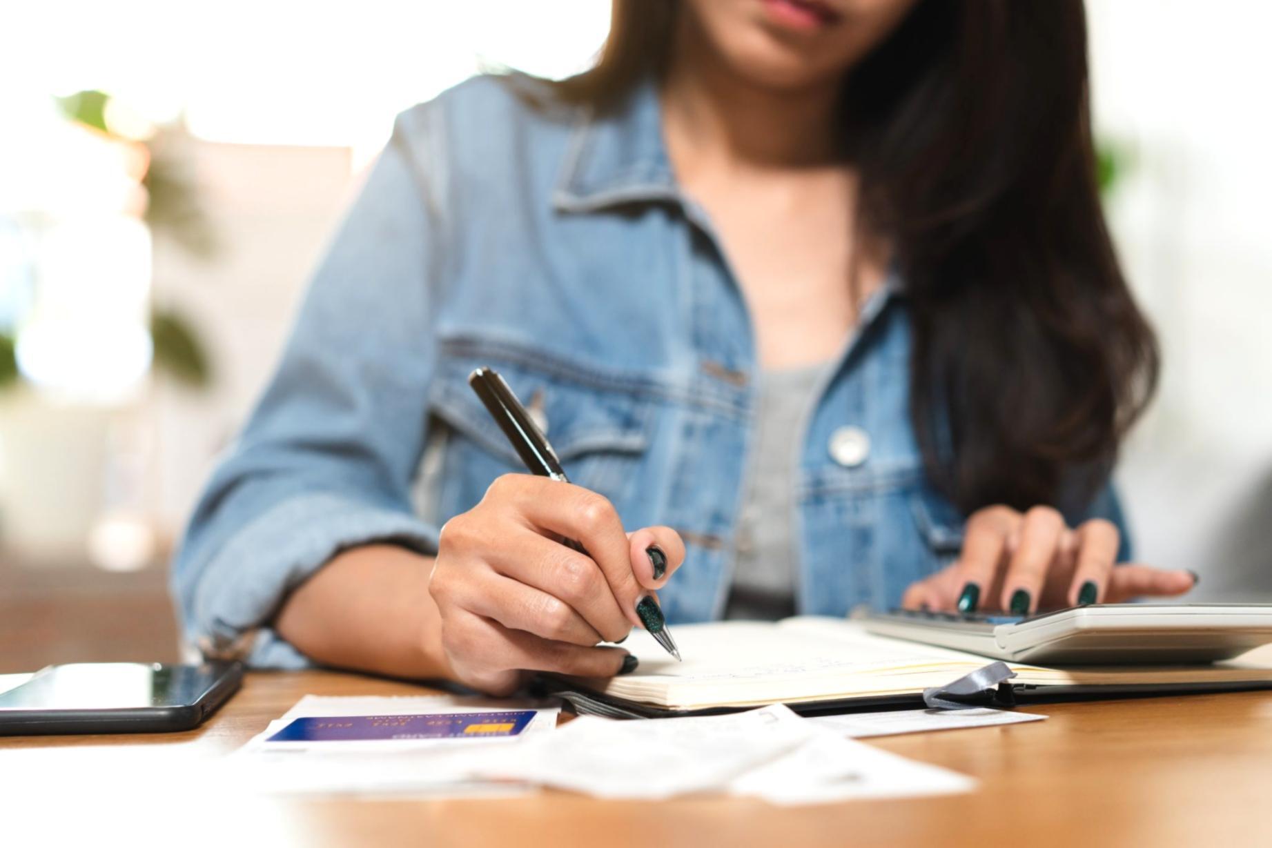 Finanzexperte analysiert Prognosedaten am Arbeitsplatz