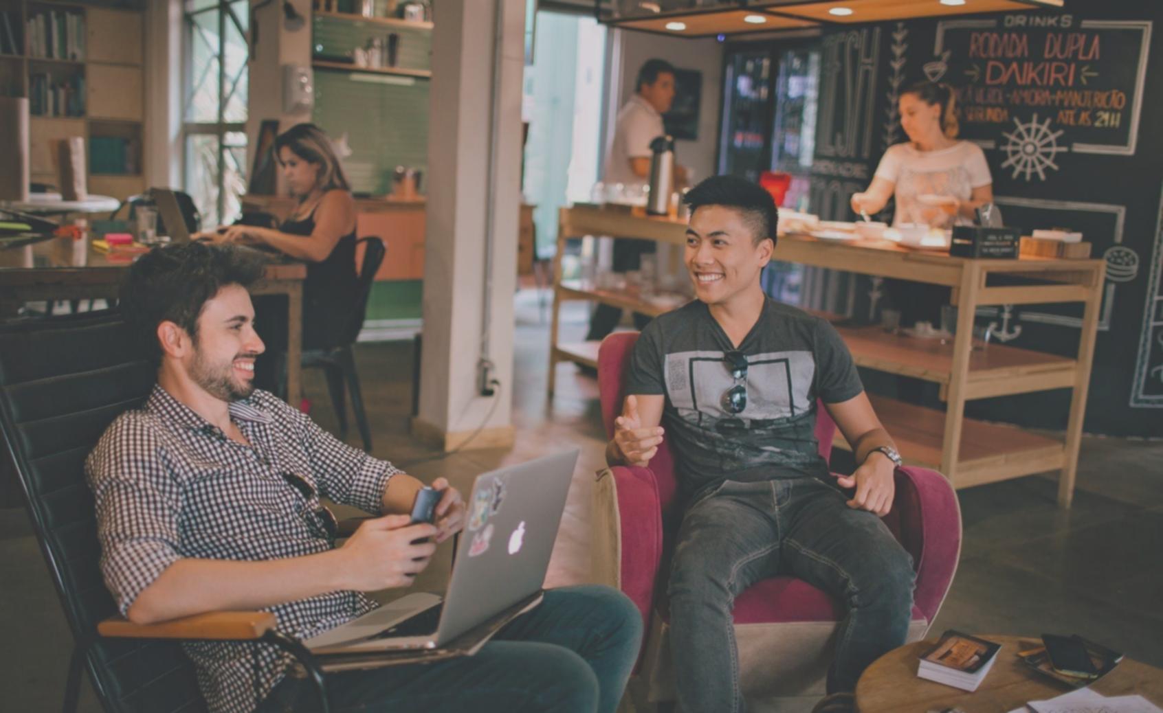 Teilnehmer arbeitet an Finanzanalysen und erstellt Prognosemodelle am Computer